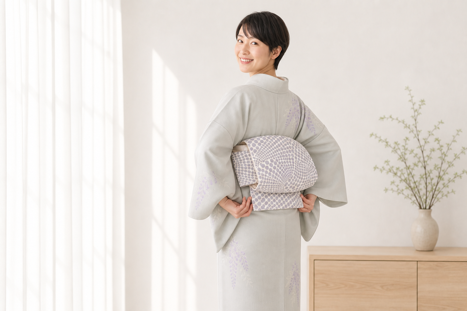 帯結びを後ろから見せる着物姿の女性